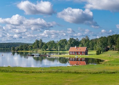 rotes Schwedenhaus an einem See
