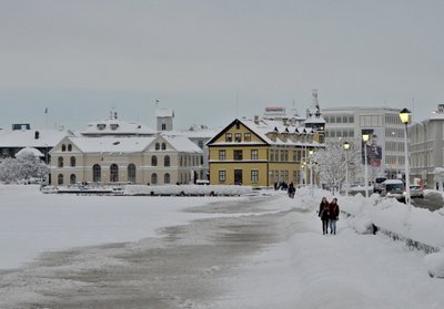 Winterlicher See Tjörnin in Reykjavik
