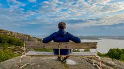 Entspannung auf einer Bank mit Blick auf die Schären