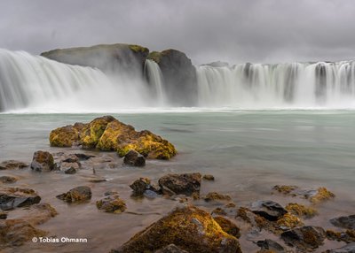 Der Goðafoss ist ein Wasserfall im Norden der Insel