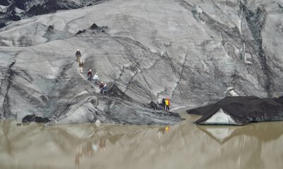 Gruppe bei einer Gletscherwanderung in Island
