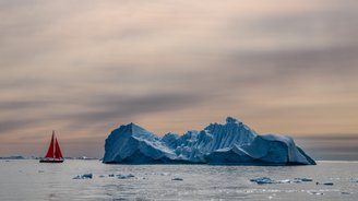 Eisberg vor der Küste von Kulusuk in Ost-Grönland