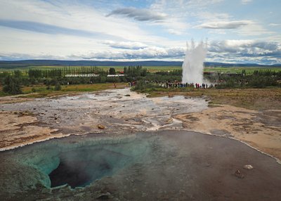 Der Geysir Strokkur gehört zum Golden Circle