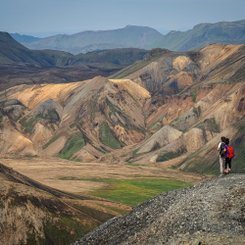 Zwei Wanderer auf einem Berg im Wanderparadies Landmannalaugar