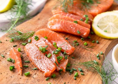 Gravad Lax auf einem Stück Brot