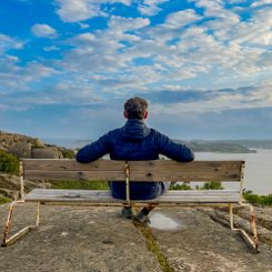 Entspannung auf einer Bank mit Blick auf die Schären