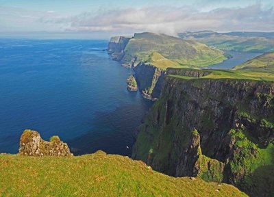 Bedingungen und Szenarien für Färöer und Island Reisen 2022 - Wandern auf den Färöer-Inseln