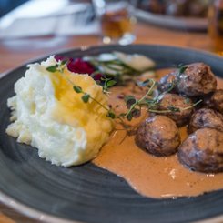 Köttbullar mit Kartoffelbrei und Sauce auf einem Teller