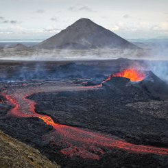 Vulkankrater auf der Reykjanes Halbinsel mit fließender glühender Lava