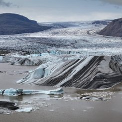 Gletscherzunge mit Gletschersee und großen Eisblöckenc