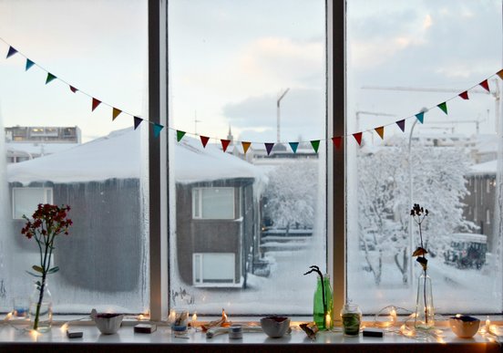 Blick aus einem Fenster auf das winterliche Reykjavik