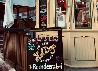Typisch norwegische Hotdogs mit Rentierfleisch in der Innenstadt von Tromso