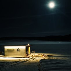 Sauna an einem zugefrorenen See
