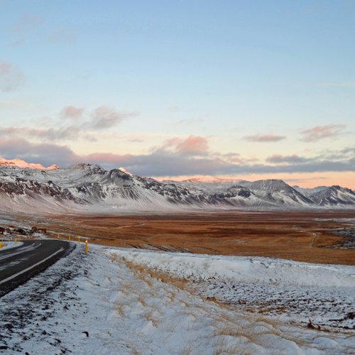 Eine Straße im winterlichen Island