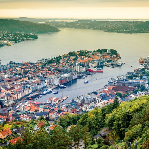 Bergen von oben mit Blick auf den Fährhafen