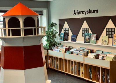 Buchregal in einer Bücherei mit Kinderbüchern. 