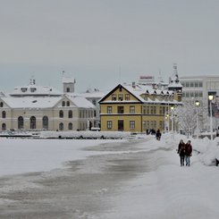 Winterlicher See Tjörnin in Reykjavik