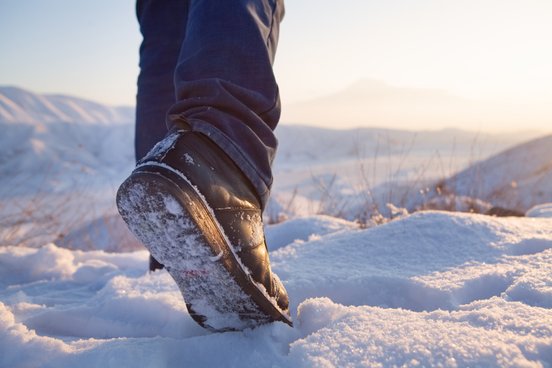 In Wanderschuhen durch den Schnee