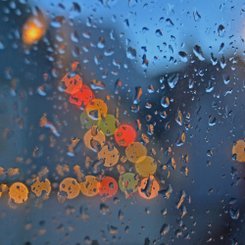 Lichter im Regen - Reykjavík