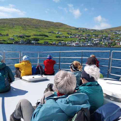 die kleine Reisegruppe genießt den Ausblick auf die Färöer Inseln vom Boot aus