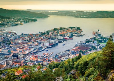 Bergen von oben mit Blick auf den Fährhafen