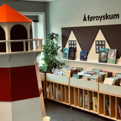 Buchregal in einer Bücherei mit Kinderbüchern. 
