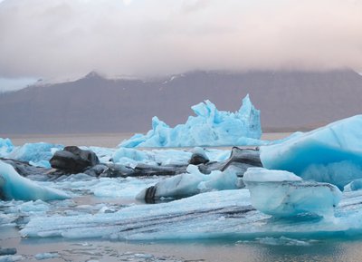 Gletschereis auf der Gletscherlagune Jökulsárlón im Südosten Islands