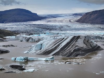 Gletscherlandschaft in Südisland mit kleiner Gletscherlagune. 