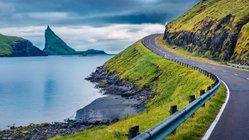 Straße entlang eines Fjords auf den Färöern