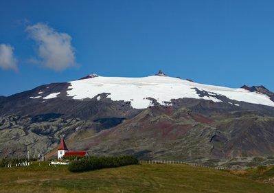 Kirche unterhalb des Gletschers Snaefellsjökull