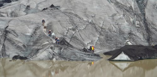 Gruppe bei einer Gletscherwanderung in Island