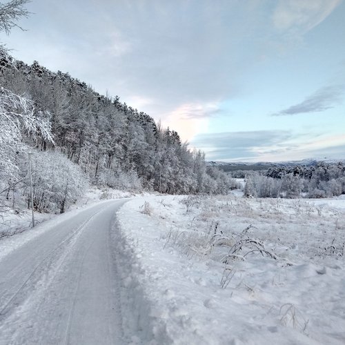 Verschneite Straße in Alta