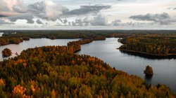 Seenlandschaft in Finnland im Herbst