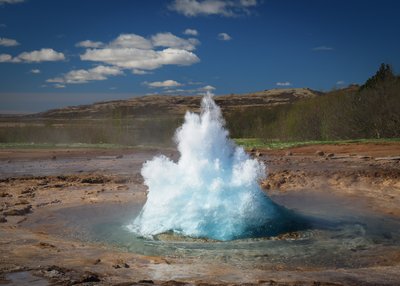 Der Geysir Strokkur ist Teil des Golden Circle