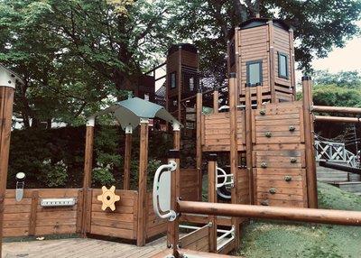 Ein Klettergerüst aus Holz auf einem Spielplatz.