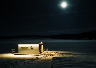 Sauna an einem zugefrorenen See