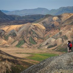 zwei Wanderer auf einem Berg in Landmannalaugar