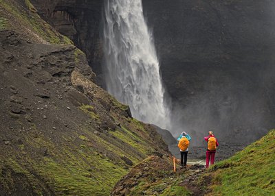 Zwei Wanderer an einem Wasserfall