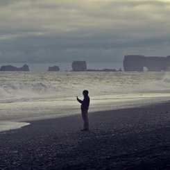 Der schwarze Strand von Reynisfjara mit Lochfelsen Dyrholaey