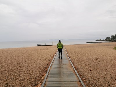 Wandern im Regen am Vättern See in Småland