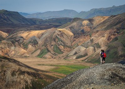 zwei Wanderer auf einem Berg in Landmannalaugar
