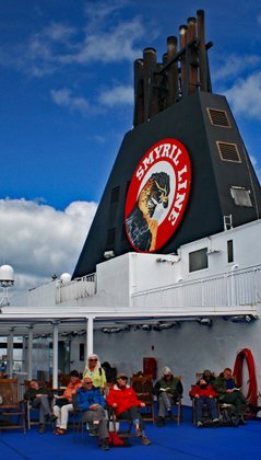 Mit der Fähre nach Island reisen - Menschen in Liegestühlen an Deck der Smyril-Line-Fähre MS Norröna
