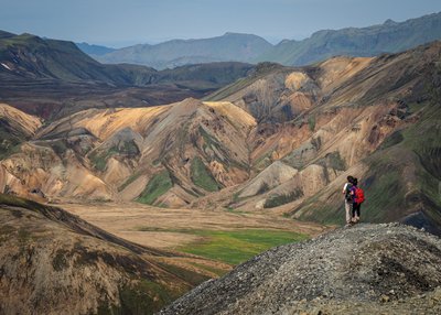 Zwei Wanderer auf einem Berg im Wanderparadies Landmannalaugar