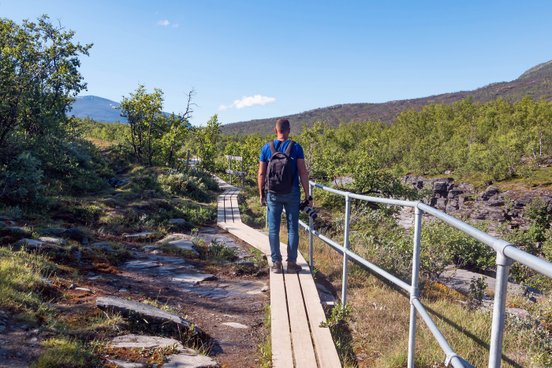 Wanderer auf einem Wanderweg im Abisko Nationalpark in Schweden