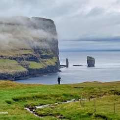 Mit Blick auf zwei markante Felsformationen hat eine Person den perfekten Fotospot gefunden
