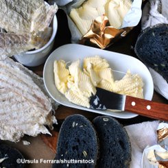 typisch isländischer Trockenfisch (Hardfiskur) mit schwarzem Brot und Butter