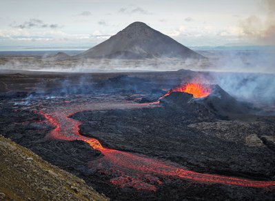 Vulkankrater auf der Reykjanes Halbinsel mit fließender glühender Lava