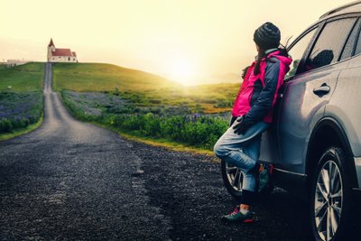 Weibliche Reisende mit Auto auf der Halbinsel Snaefellsnes in Island