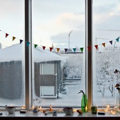 Blick aus einem Fenster auf das winterliche Reykjavik