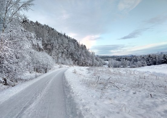 Verschneite Straße in Alta
